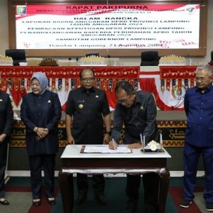 Pj Gubernur dan Pimpinan DPRD Lampung Tandatangani Raperda Perubahan APBD 2024