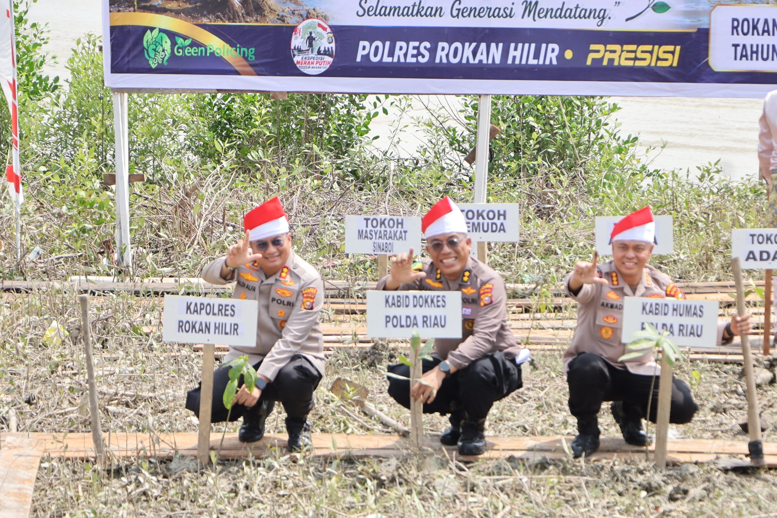 Ekspedisi Merah Putih Presisi Polda Riau Tanam 810 Mangrove dan Salurkan Ribuan Bantuan untuk Warga Pesisir Sinaboi