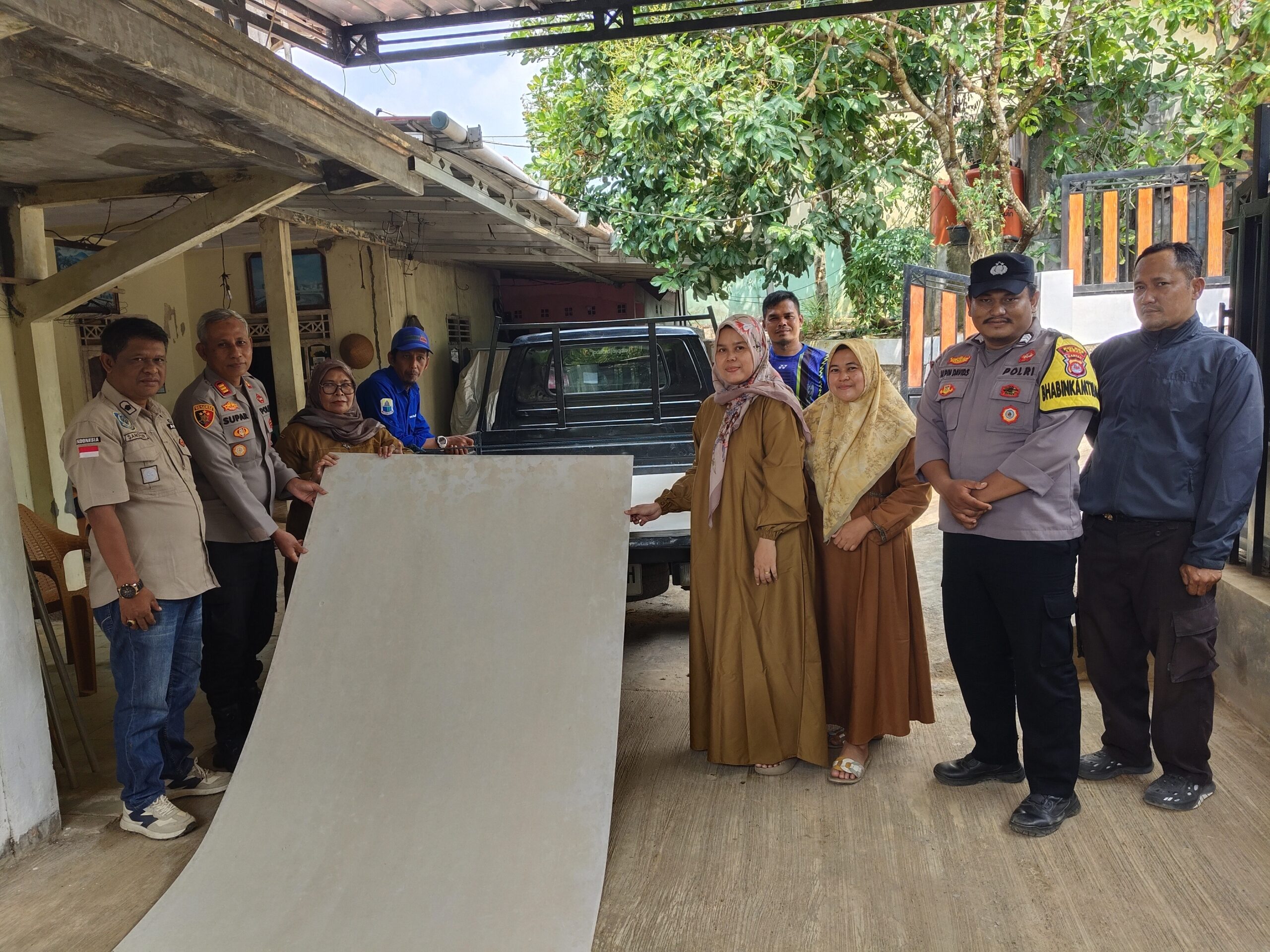 Kapolsek Gunungkencana Tinjau PAUD Izzaturrahman di Lebak, Salurkan Bantuan Plafon untuk Ruang Belajar