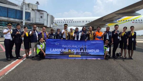 Pesawat TransNusa di Bandara Radin Inten II melayani penerbangan Jakarta–Lampung dan Lampung–Kuala Lumpur.