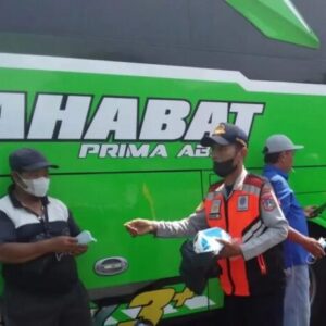 Antisipasi Abu Vulkanik, Terminal Ka-lideres Bagikan Masker kepada Penumpang dan Pengemudi