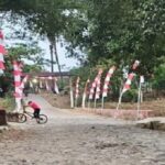 Jalan Rusak di Kampung Sukajadi Pandeglang Ganggu Akses Warga, Anak Pengguna Kursi Roda Kesulitan ke Sekolah