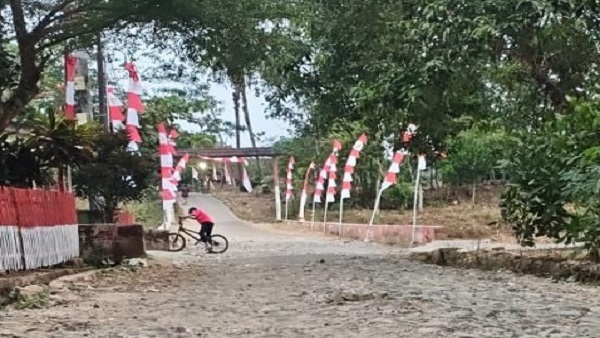Jalan Rusak di Kampung Sukajadi Pandeglang Ganggu Akses Warga