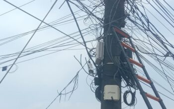 Kabel Internet ABN Net Terpasang di Tiang PLN Carita