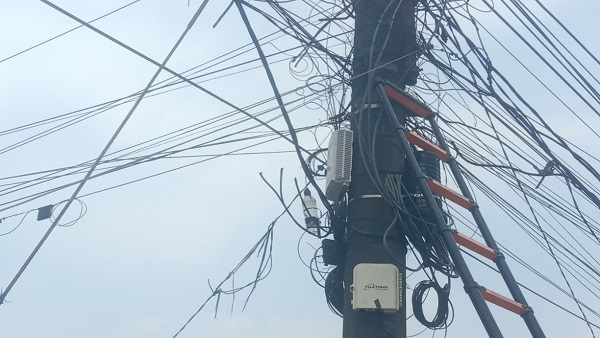Kabel Internet ABN Net Terpasang di Tiang PLN Carita