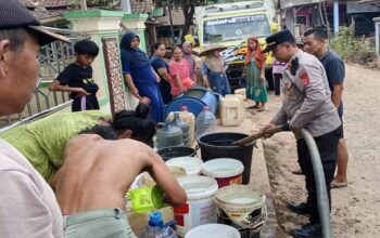 Kapolsek Cirinten Bersama Kepala Desa Badur Salurkan Bantuan Air Bersih