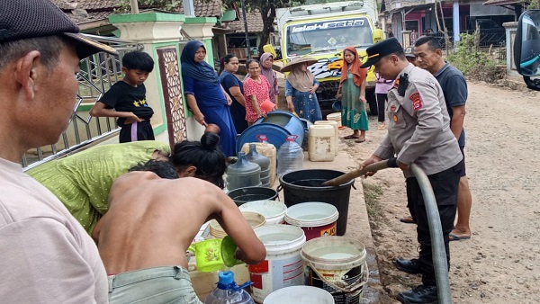 Kapolsek Cirinten Bersama Kepala Desa Badur Salurkan Bantuan Air Bersih