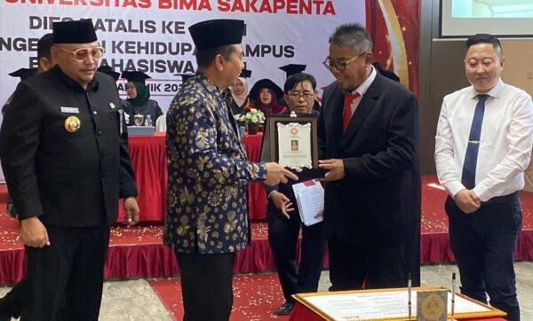 Kasatgas Pusat Studi Kepolisian Susilo Teguh Terima Penghargaan Visva Preraka dari UBISA
