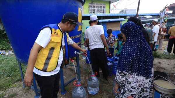Mobil tangki Kementerian PU menyalurkan air bersih kepada masyarakat terdampak kekeringan di Kalimantan Barat.