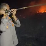 Padamkan Karhutla di Pelang Ketapang, Kapolres Turun Langsung Tangani Api di Lahan Gambut