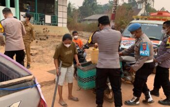 Polsek Manis Mata Salurkan Air Bersih dan Layanan Kesehatan Gratis bagi Warga Terdampak Karhutla