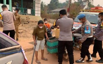 Polsek Manis Mata Salurkan Air Bersih dan Layanan Kesehatan Gratis bagi Warga Terdampak Karhutla