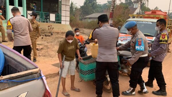 Polsek Manis Mata Salurkan Air Bersih dan Layanan Kesehatan Gratis bagi Warga Terdampak Karhutla