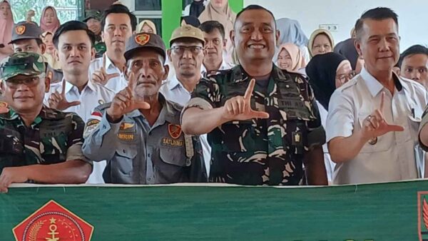 Brigjen TNI Bayu Aji Widodo memberikan sosialisasi pencegahan kebakaran hutan dan lahan di Kecamatan Merapi Barat, Kabupaten Lahat.