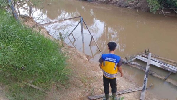 Kondisi Sungai Mahakam di Kalimantan Timur saat debit air menurun akibat musim kemarau.