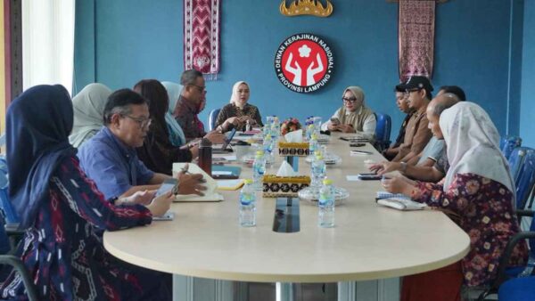 Ketua Dekranasda Lampung Purnama Wulan Sari Mirza memimpin rapat kerja sama dengan pelaku usaha kuliner lokal di Bandar Lampung.