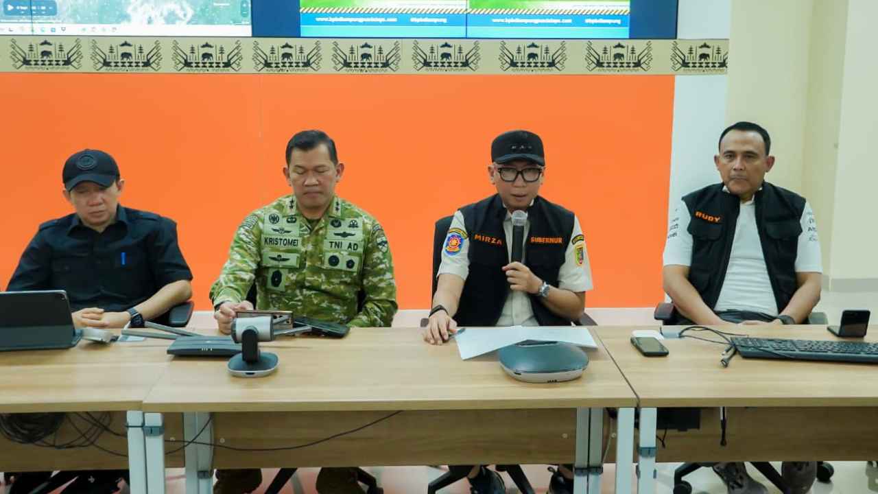 Gunung Anak Krakatau erupsi dan mengeluarkan abu vulkanik di wilayah Lampung.