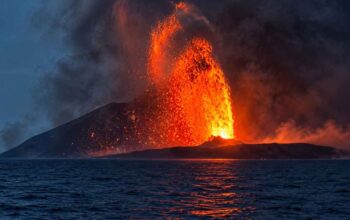 Gunung Anak Krakatau mengalami erupsi saat dipantau Pemerintah Provinsi Lampung dan BPBD.