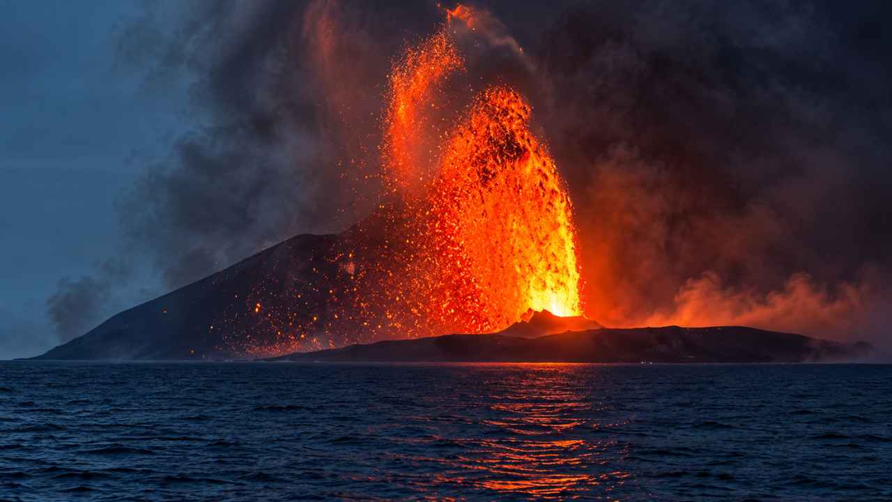 Gunung Anak Krakatau mengalami erupsi saat dipantau Pemerintah Provinsi Lampung dan BPBD.