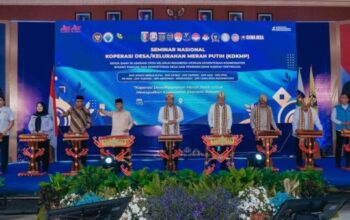 Gubernur Lampung Rahmat Mirzani Djausal menyampaikan sambutan pada Seminar Nasional Koperasi Desa Merah Putih di Bandar Lampung.