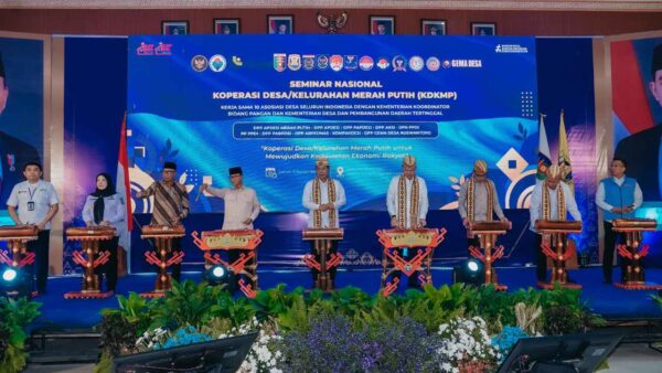 Gubernur Lampung Rahmat Mirzani Djausal menyampaikan sambutan pada Seminar Nasional Koperasi Desa Merah Putih di Bandar Lampung.