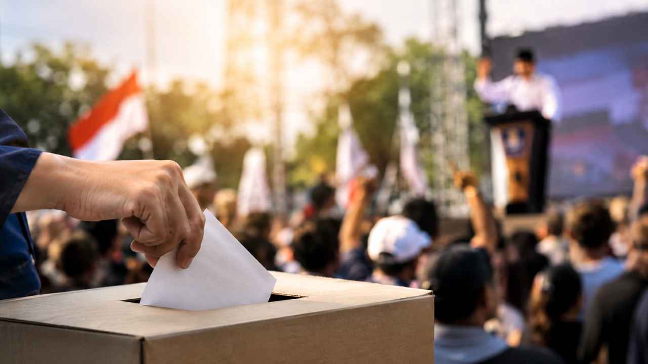 Ilustrasi kampanye politik dan masyarakat sebagai simbol janji kampanye serta akuntabilitas pejabat publik.