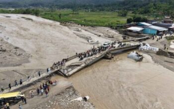 Petugas menangani kerusakan Jembatan Aih Bobo di Gayo Lues, Aceh, setelah terdampak banjir akibat luapan sungai.