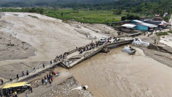 Petugas menangani kerusakan Jembatan Aih Bobo di Gayo Lues, Aceh, setelah terdampak banjir akibat luapan sungai.