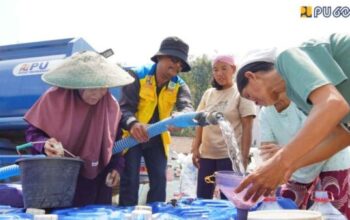 Distribusi air bersih Kementerian PU untuk masyarakat terdampak kekeringan.