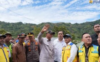 Menteri PU Dody Hanggodo meninjau lokasi longsor di Aceh Tengah,