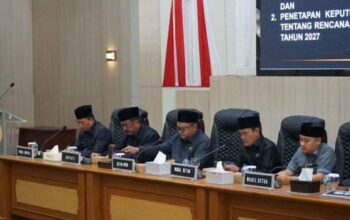Ketua DPRD Kabupaten Sukabumi memimpin rapat paripurna persetujuan APBD Perubahan 2026.