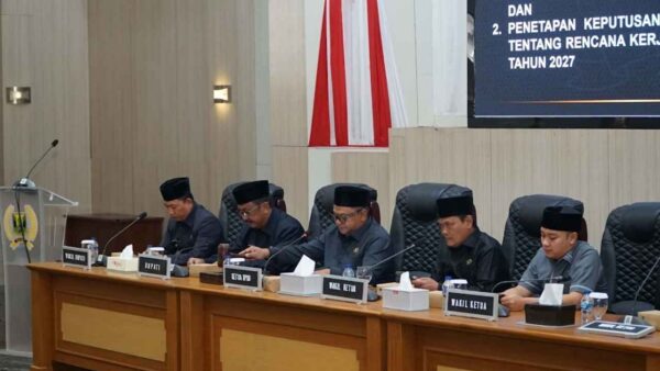 Ketua DPRD Kabupaten Sukabumi memimpin rapat paripurna persetujuan APBD Perubahan 2026.