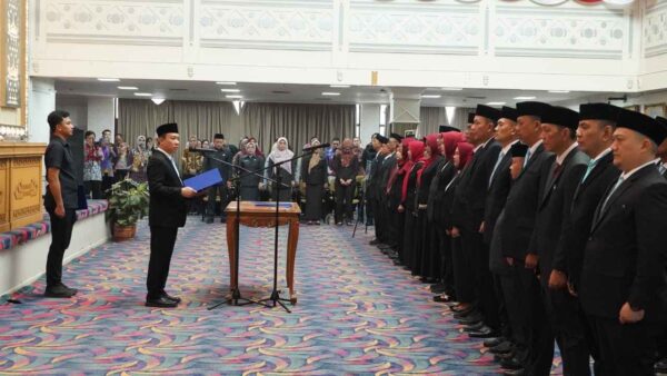 Sekretaris Daerah Provinsi Lampung melantik pejabat administrator dan pengawas di Balai Keratun Komplek Kantor Gubernur Lampung.