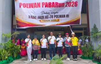 Ratusan peserta mengikuti Polwan Pabar Run 2026 di Lapangan Apel Belakang Mapolda Papua Barat, Manokwari.