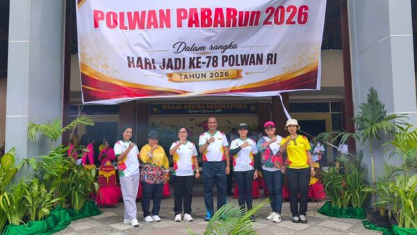 Ratusan peserta mengikuti Polwan Pabar Run 2026 di Lapangan Apel Belakang Mapolda Papua Barat, Manokwari.