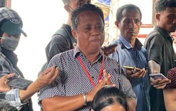 Ruben Tandi menyampaikan pernyataan kepada keluarga korban usai sidang vonis 10 tahun ABH di Pengadilan Negeri Nabire.