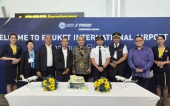Pesawat Transnusa melayani penerbangan langsung Bali Phuket.