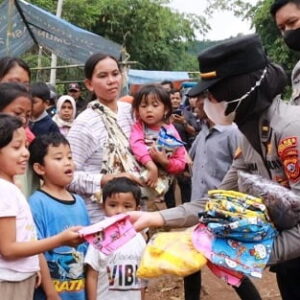 Team Trauma Healing Polwan Polres Cimahi Buat Anak Korban Gempa Cianjur Berbahagia
