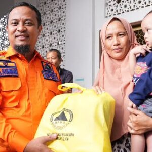 Gubernur Andi Sudirman Tinjau dan Bawa Bantuan untuk Korban Banjir di Biringkanaya