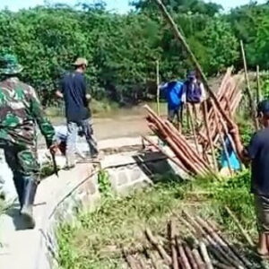 Anggota TNI Koramil 02 Jatibarang Bersama Elemen Masyarakat Perbaiki Tanggul Sungai Pemali yang Jebol