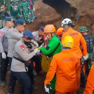 Tim SAR Batalyon Pelopor Sat Brimob Polda Jabar cari dan evakuasi korban yang tertimbun Longsor di Kab.Cianjur
