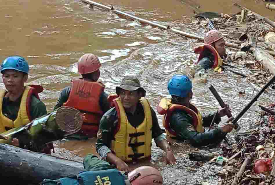Mitigasi Bencana, Pemkot Bersama Tim Gabungan Kebencanaan Lakukan Giat Bersih di Kali Angke, Sabtu (19/11/2022).
