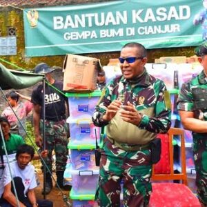 Bantuan Jenderal Dudung Sampai ke Tenda-Tenda Pengungsi Korban Gempa Bumi di Cianjur