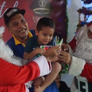 Sambut Natal, Sinter Claus Bagikan Kado Natal Untuk Pengunjung Napi Lapas Semarang