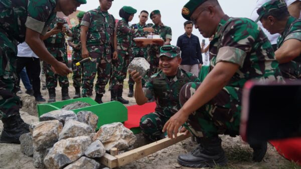 Kasad Letakkan Batu Pertama Pembangunan Kandang Sapi Korem 143/HO