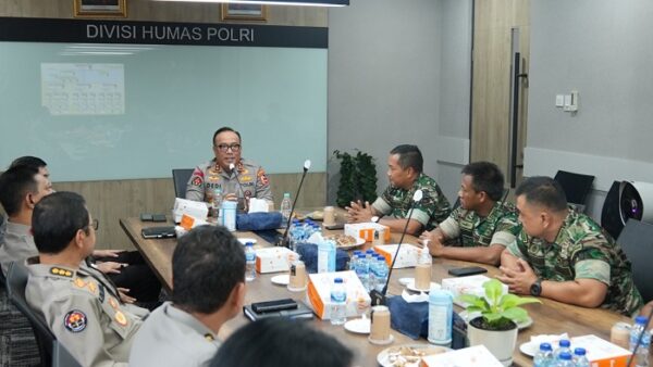 Bangun kepercayaan dan kuatkan kemitraan, Kadispenad kunjungi Divhumas Polri