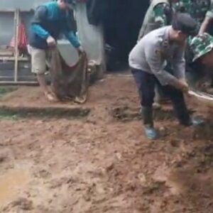 Pasca Tanah Longsor, Polisi bersinergi dengan muspika dan masyarakat bersihkan material tanah