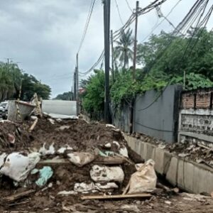 Sering Terjadi Macet Akibat Proyek Perbaikan Drainase di Jl Daanmogot Km 12,5 Memakan Badan Jalan
