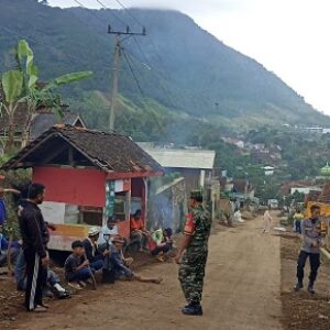 Bangun Kedekatan Dengan Masyarakat, Polisi Pimpin Langsung Kerja Bakti di Sepanjang Jalan Cisagatan Desa Mekarlaksana