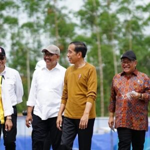 Menteri Basuki Dampingi Presiden Jokowi Tinjau Pembangunan Rumah Tapak Jabatan Menteri di IKN: Optimis Rampung 2024